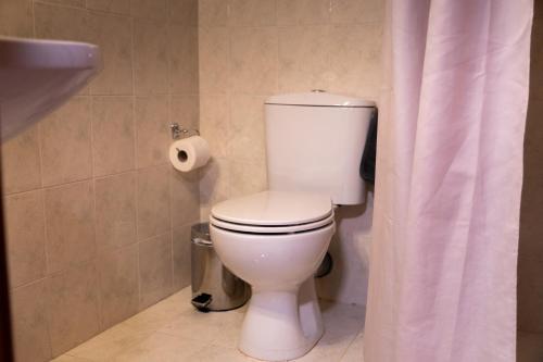 アラコバにあるIrisのトイレとトイレットペーパーのあるバスルーム