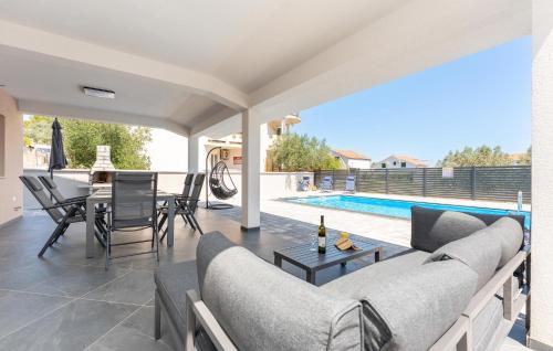 a living room with a couch and a table at Beautiful Home In Banj With Wifi in Banj