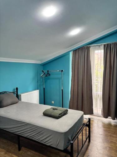 Ένα ή περισσότερα κρεβάτια σε δωμάτιο στο Cozy Second Floor with Yard , კომფორტული მეორე სართული ეზოთი