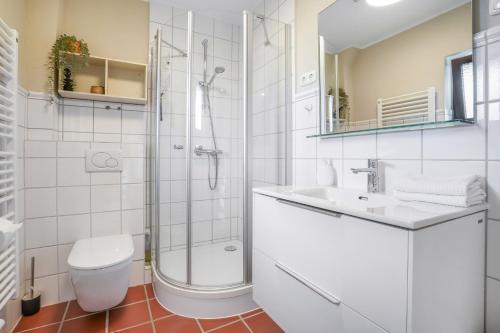 ヘルヌムにあるHaus Hildebrandのシャワー、トイレ、洗面台を備えたバスルーム