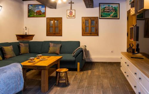 Χώρος καθιστικού στο Amazing Home In Gusce With Sauna