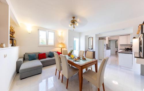 4 Bedroom Cozy Home In Slatine