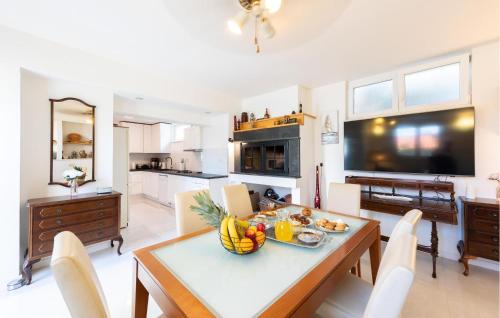 4 Bedroom Cozy Home In Slatine