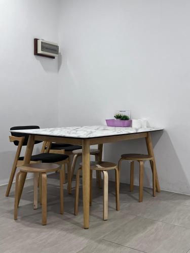 Gua SaiにあるRex apartmentの木製テーブル(椅子付)