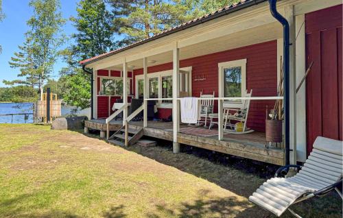 フルツフレードにあるAwesome Home In Hultsfred With Saunaのレッドハウス デッキ(テーブル、椅子付)