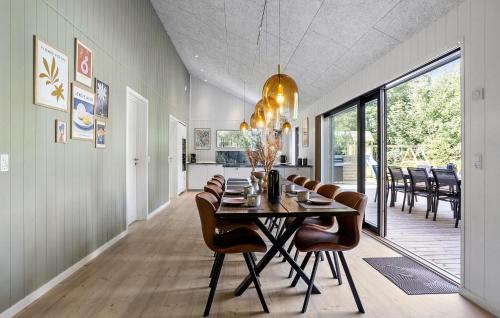 Posezení v ubytování Pet Friendly Home In Sæby With Sauna