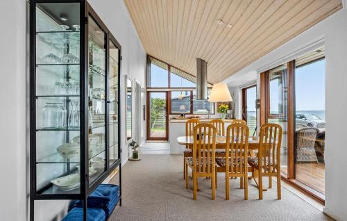 Χώρος καθιστικού στο 3 Bedroom Awesome Home In Brenderup Fyn