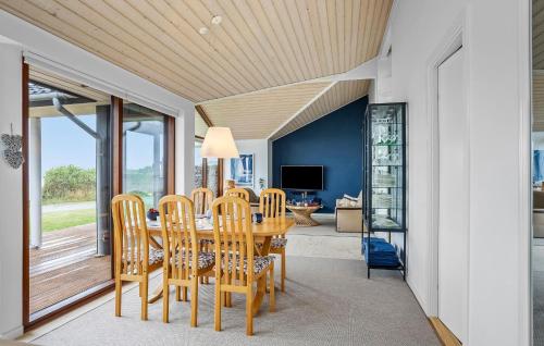 Μια τηλεόραση ή/και κέντρο ψυχαγωγίας στο 3 Bedroom Awesome Home In Brenderup Fyn