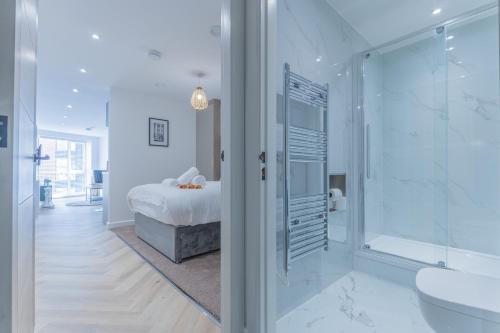 un bagno con doccia e una camera con un letto di Unit 1 Stylish & Chic 1-BR Flat, Free Wi-Fi, Free Parking, Intimate Location a Sheffield
