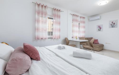 Awesome Apartment In Pula With Wifi