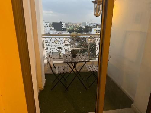 a balcony with a table and chairs on a balcony at Appartement familial in Casablanca