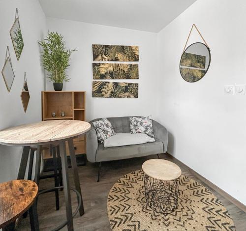 un salon avec un canapé et une table dans l'établissement T2 au cœur de la vieille ville historique, à Montluçon
