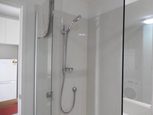 een douche met een glazen deur in een badkamer bij Holiday Business Trip Family Trip or Business Trip Comfortable Entire Apartment in Springvale