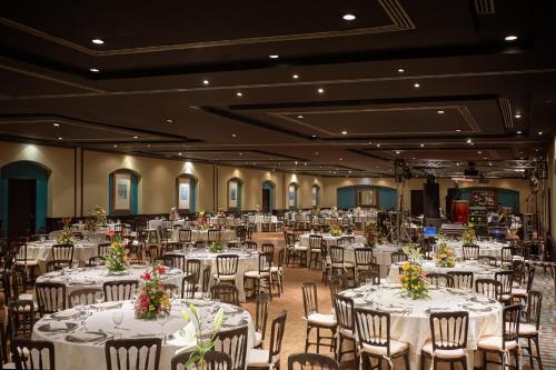 a banquet hall with white tables and chairs at Club Maeva Miramar Tampico in Ciudad Madero