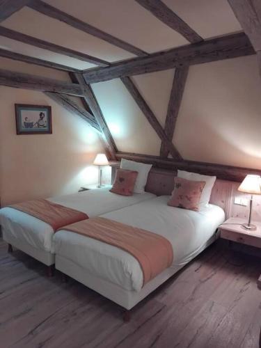 Hotel Saint-Martinにあるベッド