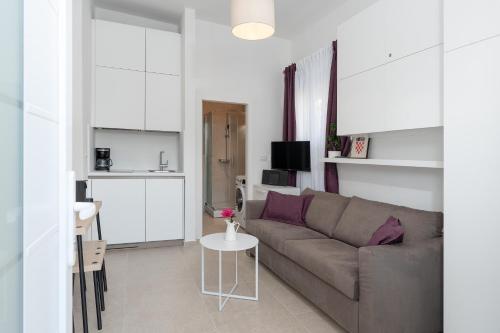 a living room with a couch and a table at Luxury apartments Lun in Lun