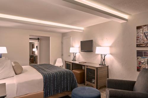 Ένα ή περισσότερα κρεβάτια σε δωμάτιο στο Fredericksburg Inn and Suites