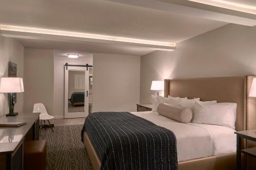 Ένα ή περισσότερα κρεβάτια σε δωμάτιο στο Fredericksburg Inn and Suites