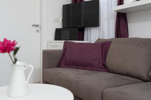 a couch with a purple pillow in a living room at Luxury apartments Lun in Lun