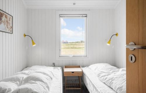 a bedroom with two twin beds and a window at 3 Bedroom Lovely Home In Harboøre in Harboør