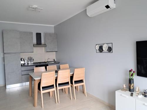 a kitchen with a table and chairs in a room at Boavista Estoril Residence Sol & Mar in Sal Rei