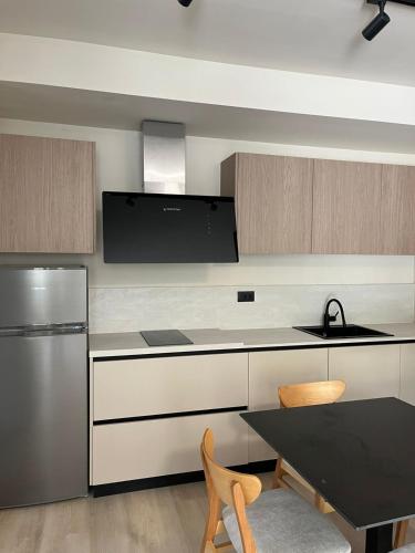 Η κουζίνα ή μικρή κουζίνα στο Emera Apartments