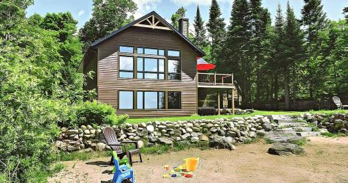 Imagen de la galería de Family-Friendly Lake Chalet, Spa, Canoes & Game Room Fun, en Labelle