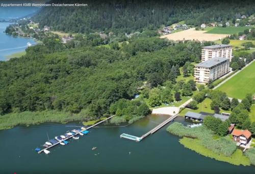 vue aérienne d'un complexe hôtelier au bord d'un lac dans l'établissement RENATE Haus KMB Seeappartement am Ossiacher See, Hallenbad, Skiarena Gerlitzen, à Bodensdorf