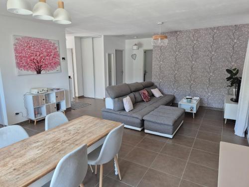 un salon avec un canapé et une table dans l'établissement Au fond du village, à Bassy