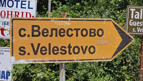 a wooden sign that says beribero s versicolore at Guest House Megdani in Ohrid