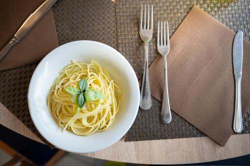 ホテルの敷地内または近くでの食事または食べ物