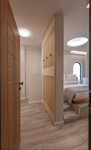 Cama o camas de una habitación en Domi Luxury beach view apartments in Saranda
