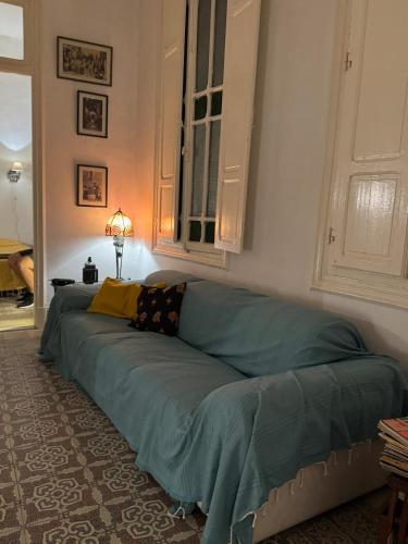 a large green bed in a room with a lamp at Mirador de la médina in Tunis