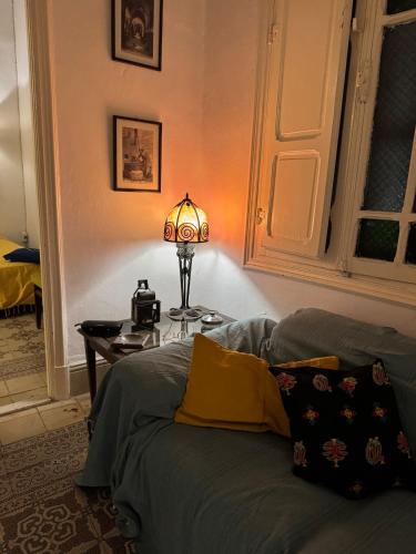 a lamp sitting on a table next to a couch at Mirador de la médina in Tunis
