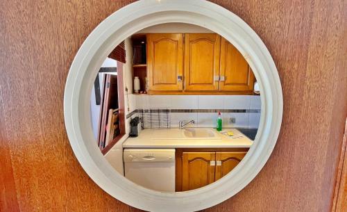 une cuisine avec un miroir blanc au-dessus d'un évier dans l'établissement ACCI Cannes Marina, à Cannes