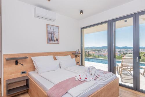 una camera da letto con un letto e un balcone con vista di Aliara Panorama a Vodice