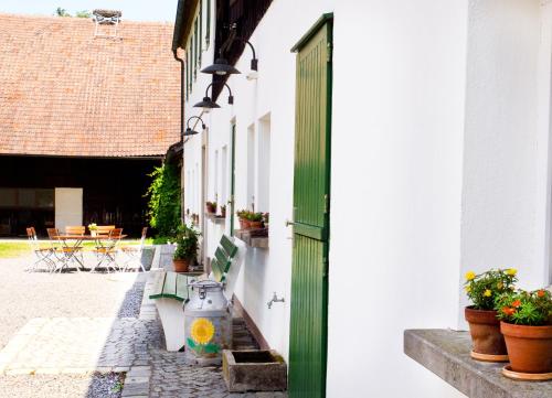 a building with a green door and some benches at Schlossgut Franken - Schlossapartment Martin in Redwitz an der Rodach