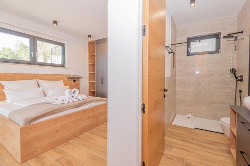 una camera con letto e doccia di Aliara Panorama a Vodice