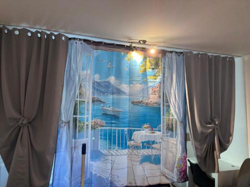 Voodi või voodid majutusasutuse chez moumie studio meublée toas