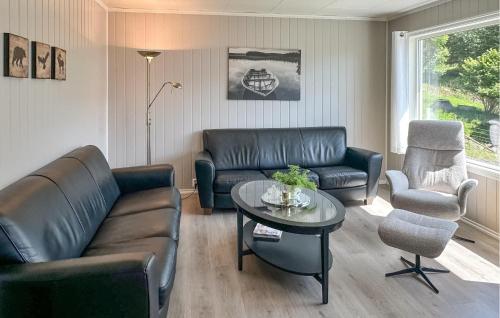 Un lugar para sentarse en 5 Bedroom Awesome Home In Etne