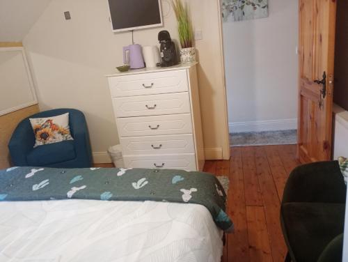 Postel nebo postele na pokoji v ubytování A Comfy Bedroom and Bathroom on own private top floor of a Home Stay 10 minutes Walk to the Ctr Free Parking