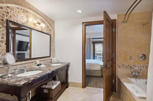 Ένα μπάνιο στο Aspen Mountain Residences Luxe 3 Bedroom Residence In Heart Of Downtown Aspen