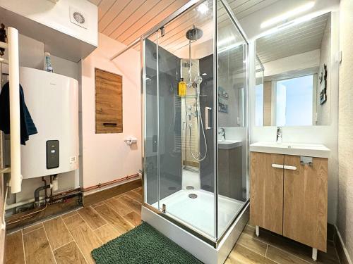 a bathroom with a glass shower and a sink at Côté Mer - Appartement Chaleureux & Cosy - Déco Bord de Mer - Centre-Ville Rue Commerçante - Smart TV Netflix & WiFi Fibre - Cuisine Équipée & Nespresso - Check-in Autonome - Parking Facile à Proximité - Confort & Sérénité in Sens