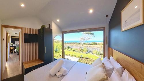 En eller flere senge i et værelse på Ocean Breeze Homestays 2