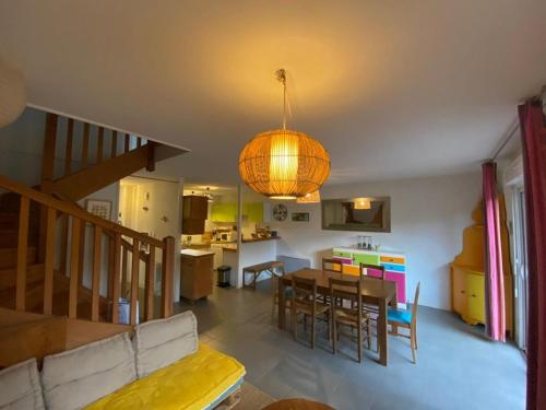 un salon avec une table et une salle à manger dans l'établissement Maison à Capbreton avec Jardin, Proche Plage, WiFi et Parking - FR-1-413-86, à Capbreton