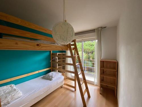 - un lit superposé avec une échelle dans une chambre dans l'établissement Maison à Capbreton avec Jardin, Proche Plage, WiFi et Parking - FR-1-413-86, à Capbreton