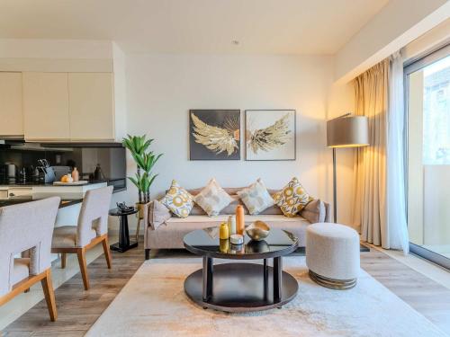 JW Marriott Dubai Marina - Luxury Lifestyle, Pool, Sun & Views