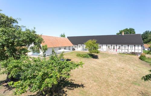 Κήπος έξω από το Gorgeous Home In Aakirkeby With Sauna