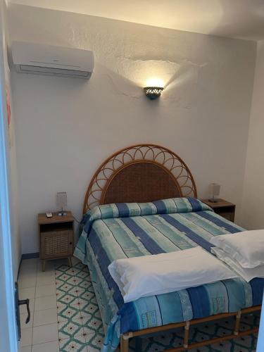 Ένα ή περισσότερα κρεβάτια σε δωμάτιο στο Eolian House Cielo - Unforgettable sunsets