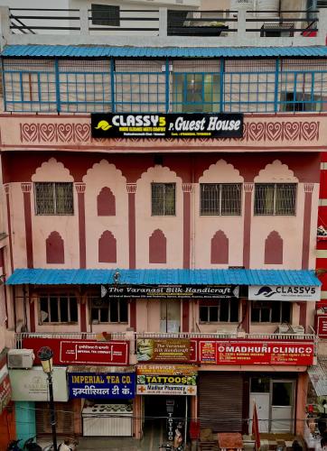 un edificio con un montón de señales en él en Classy5 Guest House, en Varanasi